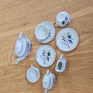 Vintage miniature dolls tea set